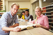 Zusammen in der Bibliothek
