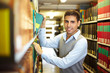 Student im Archiv