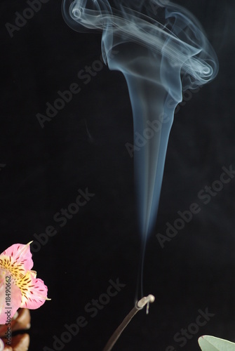 Photo: encens fume encens fume