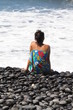 Jeune femme assise sur la plage Jeune femme assise sur la plage