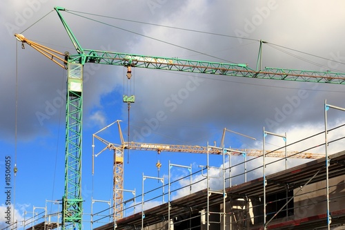 Foto: Baukrane, Krane, Hochbau, Hausbau, Wolkenhimmel Baukrane, Krane, Hochbau, Hausbau, Wolkenhimmel