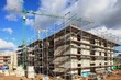 Baukrane, Krane, Hochbau, Hausbau, Wolkenhimmel
