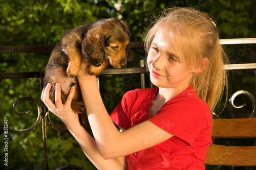 Foto: dachshund puppy and girl dachshund puppy and girl