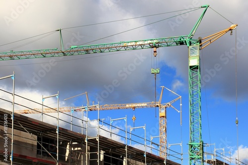Foto: Baukrane, Krane, Hochbau, Hausbau, Wolkenhimmel Baukrane, Krane, Hochbau, Hausbau, Wolkenhimmel