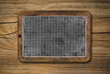 ardoise vintage et grungy - fixé sur un vieux mur en bois
