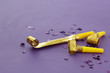 Sylvester, goldene Troeten mit goldenen Konfetti auf lila