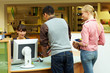 Ausleihe in der Bibliothek