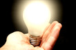 Hand bringt Lampe zum glühen Hand bringt Lampe zum glühen