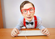 Foto: Funny guy browsing internet Funny guy browsing internet
