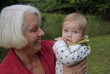 Oma mit Enkeltochter