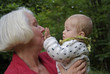 Oma mit Enkeltochter