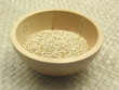 Holzschale mit Quinoa auf Rattan Unterlage