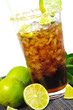 Cocktail mit Cola und Limetten