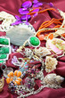 exposition bijoux fond tissu satin rouge