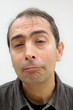 un homme en larmes