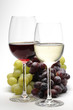Verres de vin blanc et rouge et grappes de raisin blanc et rouge Verres de vin blanc et rouge et grappes de raisin blanc et rouge