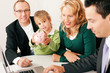 Familie mit Berater - Finanzen und Versicherung