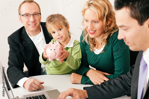 Photo: Familie mit Berater - Finanzen und Versicherung Familie mit Berater - Finanzen und Versicherung