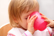 Kind und becher