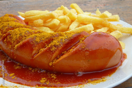 Currywurst mit Pommes