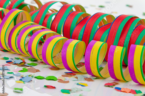 Photo: Bunte Faschings Girlanden und Konfetti im Karneval Bunte Faschings Girlanden und Konfetti im Karneval