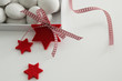 Weihnachten, Pfeffernuesse auf weissem Acryl mit Kerzenschein