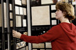 Foto: Woman looking at flooring samples Woman looking at flooring samples