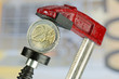 Euro in Schraubzwinge