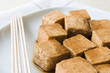 Marinierter Tofu mit Spießen Marinierter Tofu mit Spießen