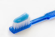 Foto: close-up of a blue toothbrush with toothpaste close-up of a blue toothbrush with toothpaste