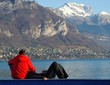 couple d'amoureux  au bord du lac d'annecy