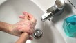 lavage main gros plan 2