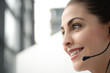 junge frau in büro telefoniert mit headset mit kunden
