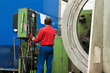 Arbeiter der Metallindustrie an CNC Fräsmaschine.