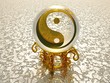 Goldenes 3D Orakel Ying Yang Symbol auf Silber Struktur