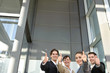 business team zeigt ausgestreckten daumen business team zeigt ausgestreckten daumen