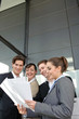 business team bespricht sich mit unterlagen in der hand