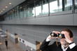 Foto: geschäftsmann mit fernglas in büro geschäftsmann mit fernglas in büro