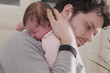 Vater mit Baby, Säugling