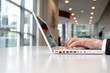 hände von mann tippen in büro auf laptop