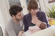 Junge Familie mit Baby, Säugling, stillen