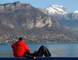 détente au bord du lac d'annecy - haute savoie