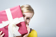 Junge Frau mit Geschenk
