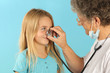 Médecin joue avec enfant