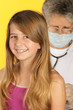 Docteur examine un enfant