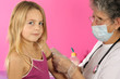 Médecin prépare la vaccination