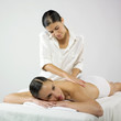 deux jeunes femmes massage bien-être deux jeunes femmes massage bien-être