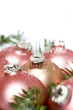 Weihnachtskugeln mit Tannengrün