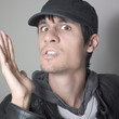 jeune homme agressif casquette