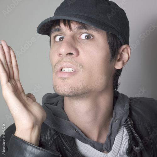 jeune homme agressif casquette